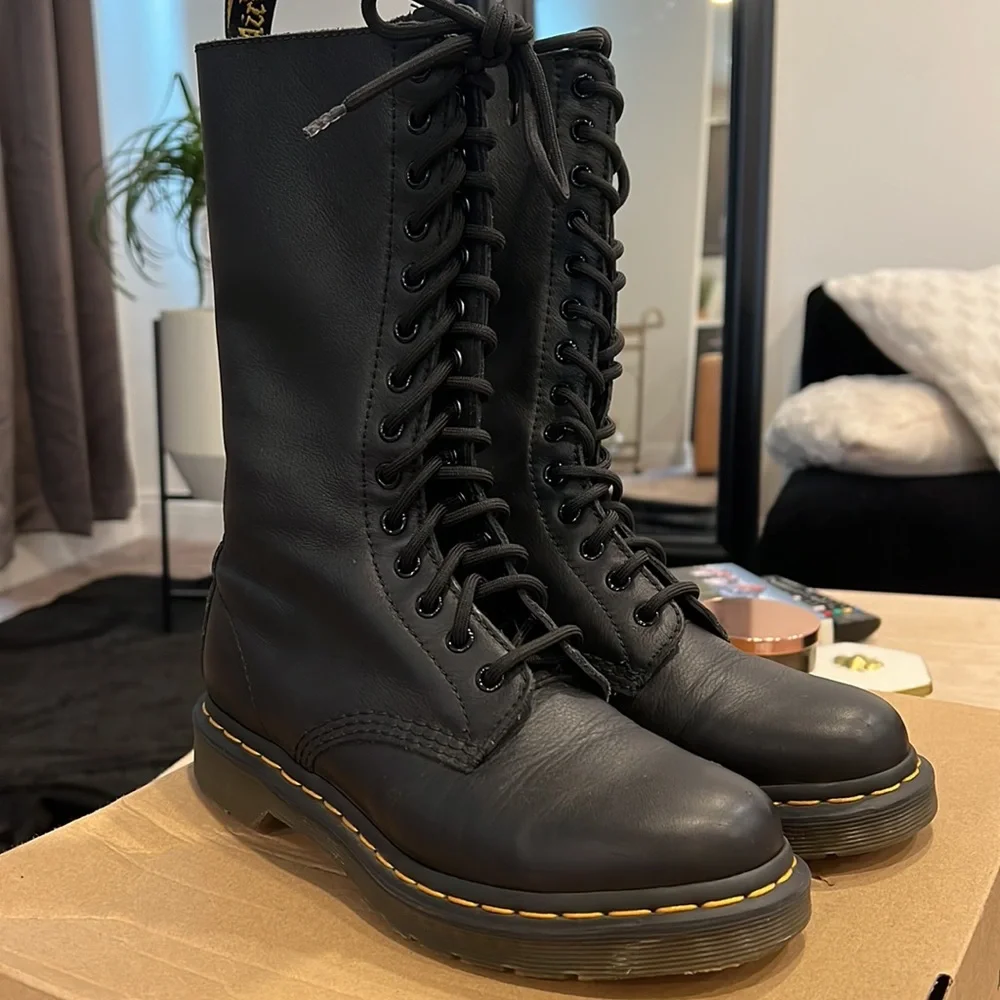 Doc Martin boots - Picture 3 of 11
